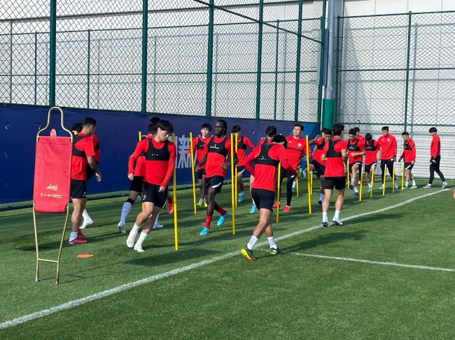 法国媒体TeamFootball报道，多支法国和德国球队有意引进兰斯的30岁进攻型中场伊东纯也。
